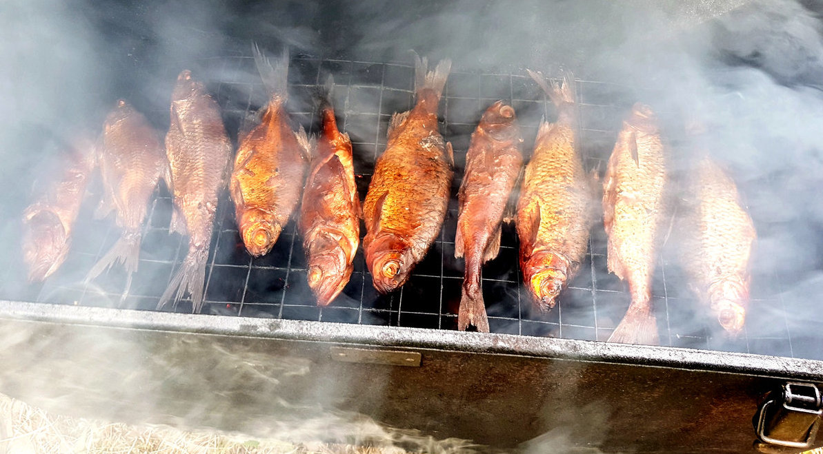 Рыба коптится дымом
